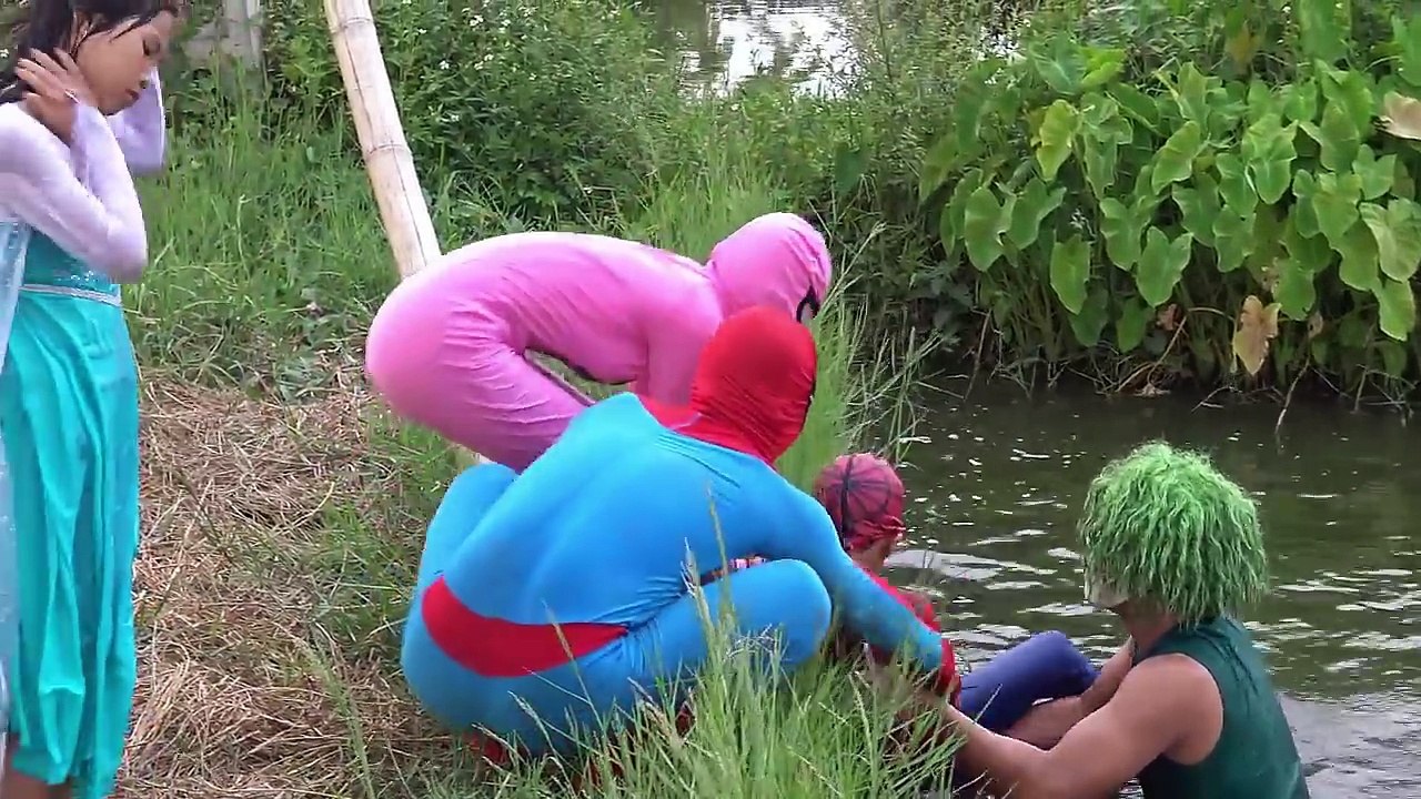 Frozen Elsa vs Spiderman DEAD FLOATING pink Spider Family fun superhero in real life-y9t_6pdjD7Y