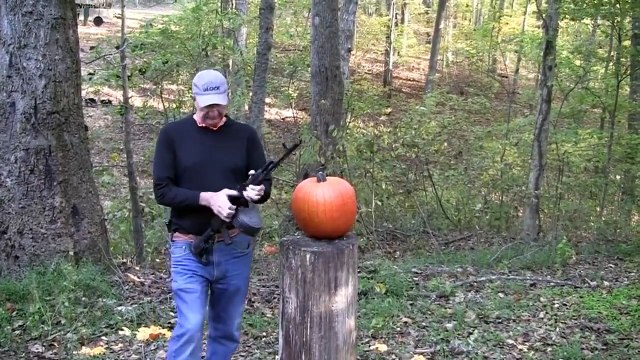 Cet homme a trouvé une nouvelle technique pour faire sa citrouille d'Halloween !