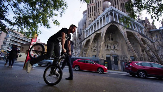 Tricks en BMX de fous à Barcelone en mode Parkour par Tim Knoll