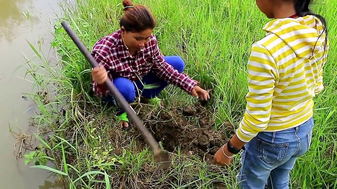 Amazing Two girls Deep Hole Fishing - How To Fishing in Battambang - Cambodia Fishing (part 72)