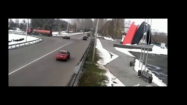 Une voiture est violemment percutée par un camion à grande vitesse !