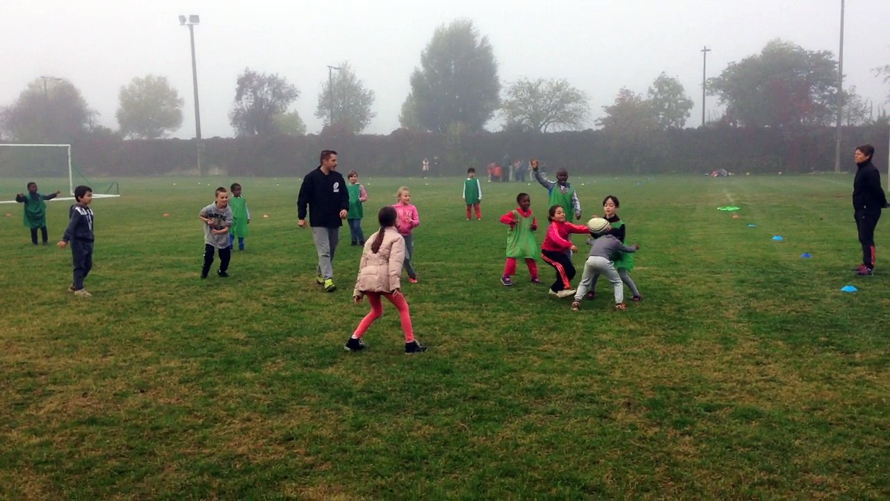 Entrainement balle ovale pour les CE1