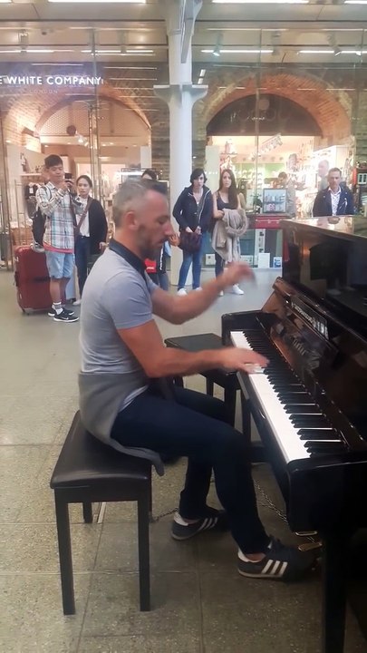 Ce pianiste pro joue à la gare de Londres Game of Thrones et Pirates des Caraïbes - Kings Cross