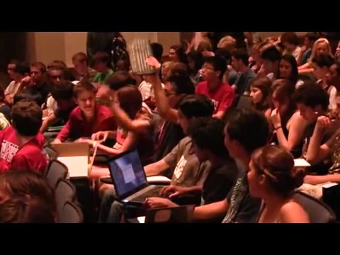 Cet étudiant amène son ordinateur fixe en cours à l'université