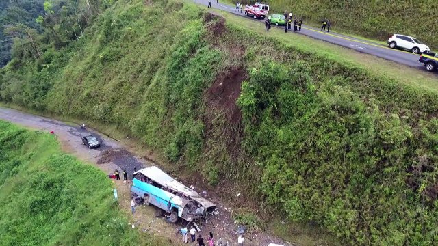 Ônibus despenca de penhasco na Costa Rica