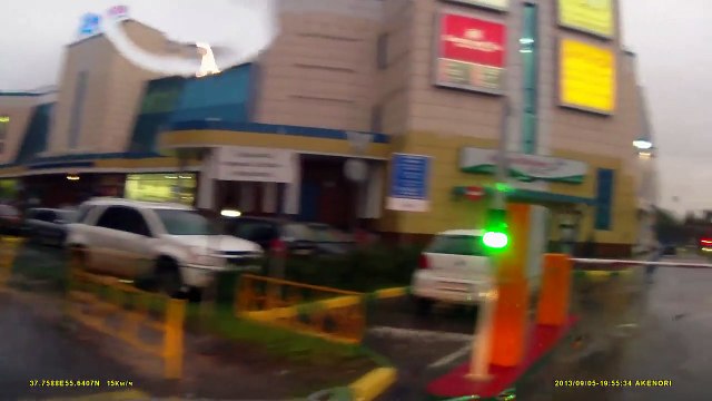 Ivre, il se bat avec une barrière automatique