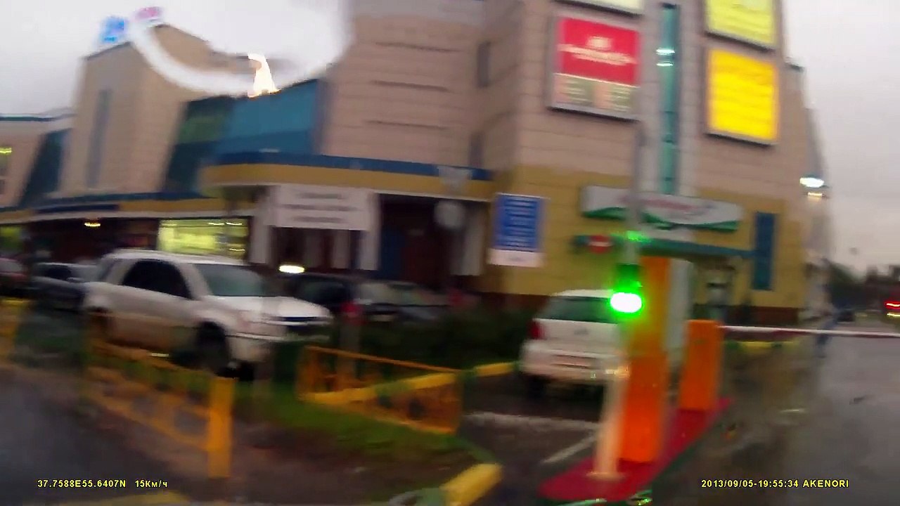 Ivre, il se bat avec une barrière automatique