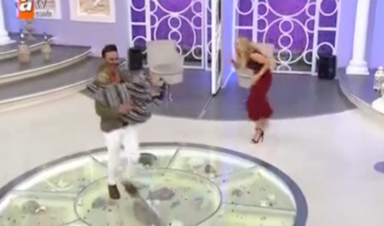 Damat Adayı, İstediği Gelin Adayını Kucağına Alıp Kaçırdı