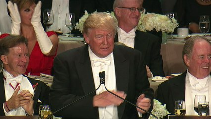 Trump y Clinton provocan risas en tradicional cena benéfica