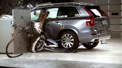 Tải video: 2016 Volvo XC90 small overlap IIHS crash test