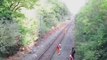 Cet employé héroïque sauve un cycliste bourré coincé sur la voie ferrée !
