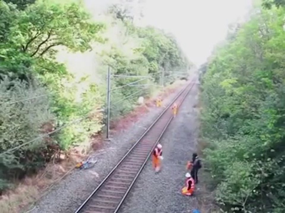 Cet employé héroïque sauve un cycliste bourré coincé sur la voie ferrée !