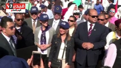 سحر نصر توزع 40 ماكينة خياطة للسيدات من ذوى مصابى الألغام