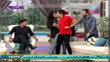 Serious Fight Between a Comedian And Naveed Raza in Live Show Funny 2016