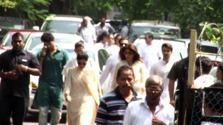 Emotional Shilpa Shetty Cries & Hugs Akshay Kumar At Father's Last Rights Ceremony | Full Video