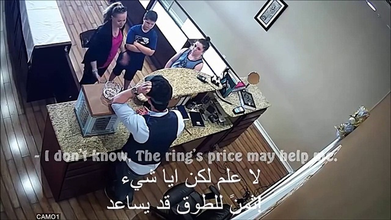 un homme musulman qui aide une femme Américaine !! Vidéo éblouit des milliers de US