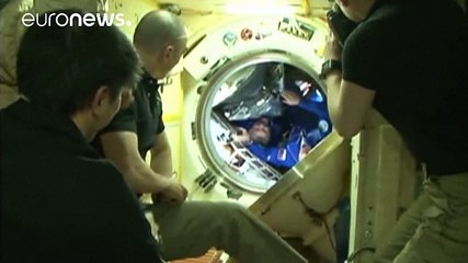 Video herunterladen: Soyuz raggiunge la Stazione spaziale internazionale con 3 astronauti