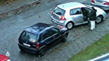 Zwei Frauen parken zusammen ein Auto ein!