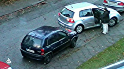 Zwei Frauen parken zusammen ein Auto ein!