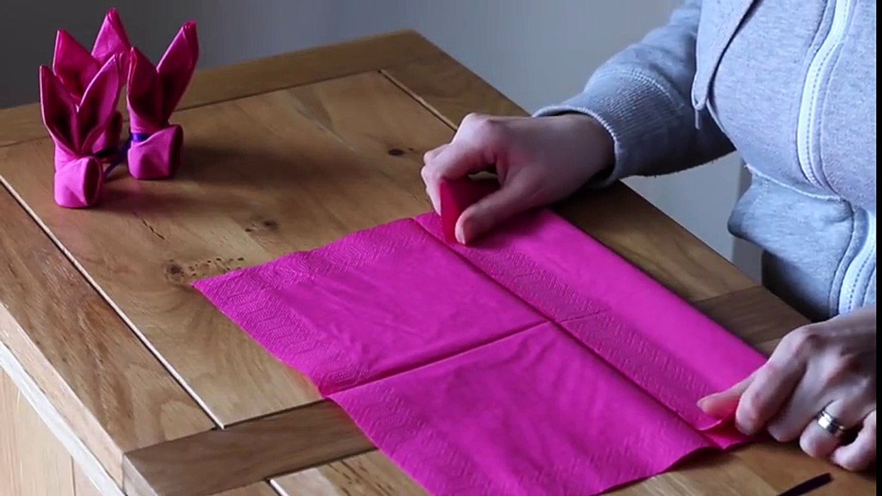 Elle réalise de superbes lapins pour décorer la table avec des serviettes en papier!