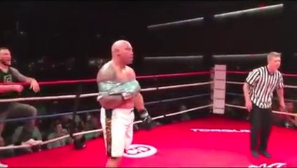 Ce boxeur éclate son adversaire avec un bras immobilisé!  Shane Carwin démolit Jason Ellis