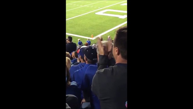 Ce gars applaudit très très vite! Incroyable