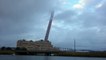 Demolition d'une cheminée d'usine perdue dans les nuages! Magnifique