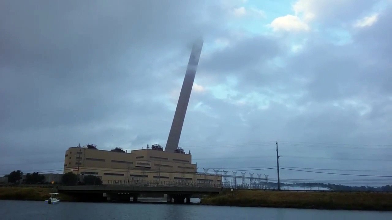 Demolition d'une cheminée d'usine perdue dans les nuages! Magnifique