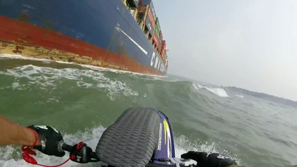 Il a voulu s'approcher trop près d'un cargo en jet ski et va avoir la peur de sa vie