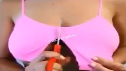 Elle coupe son haut avec un ciseau, et ce qu'il suit est incroyable!