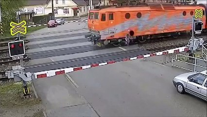 Il aurait fallu de quelques millimètres pour que cet homme soit tué par le train... Incroyable !