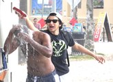 Rajouter du shampoing sur la tête d'inconnus qui prennent une douche en bord de plage