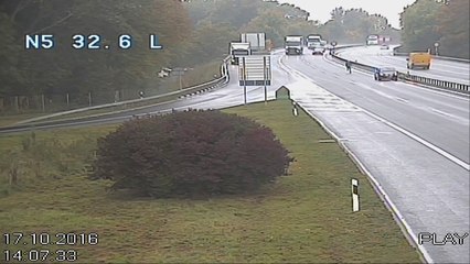 Il court après sa propre voiture sur l'autoroute pour la rattraper