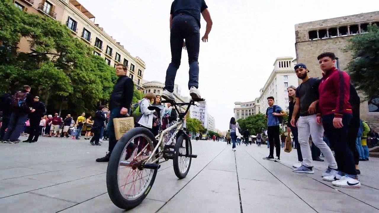 Tim Knoll fait du parkour avec son BMX dans les rues de Barcelone