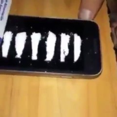 Renverser du vin sur des rails de cocaine sur un smartphone... FAIL