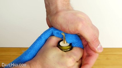 Uzeo je ključ i stavio ga na staklenu flašu. Razlog? Od sada ćete i Vi raditi isto!