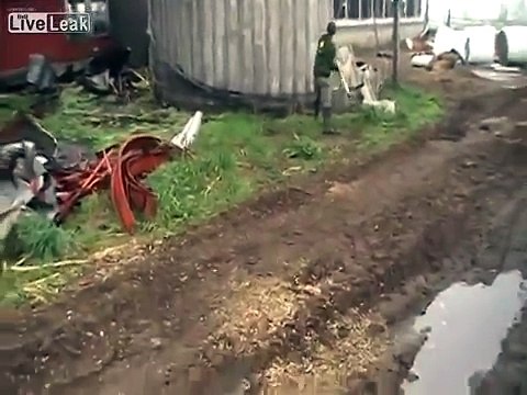 Uzeo je macolu i njome počeo udarati po silosu. Ono što je uslijedilo nikada neće zaboraviti!