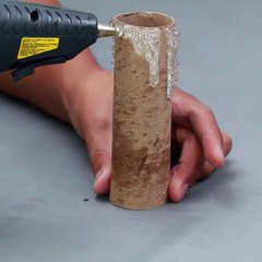 Elle coupe un rouleau en 2 et fait couler de la colle chaude sur le haut! Sa déco est MAGIQUE!