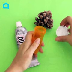 Elle colle une cocotte de pin sur un bouchon de plastique! Son astuce la dépannera un jour cest certain!