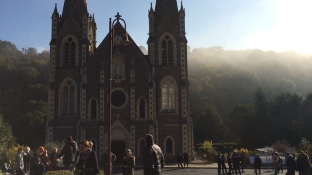 Migrants : des manifestants se font face