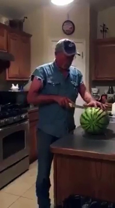 Une façon incroyable de couper une pastèque... Il se fout de nous là?!