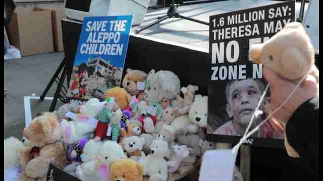 Manifestantes condenan bombardeos en Alepo frente a Downing Street