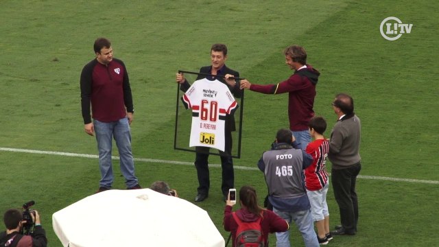 Darío Pereyra recebe homenagem do São Paulo no gramado do Morumbi