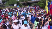 Venezolanas marchan por referendo, chavismo denuncia 
