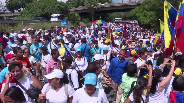 Venezolanas marchan por referendo, chavismo denuncia golpe
