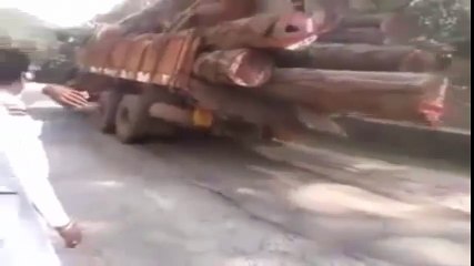 O!GOD  save them Live--Truck-falls-due-to-overload