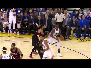 Draymond Green kicks at Allen Crabbe