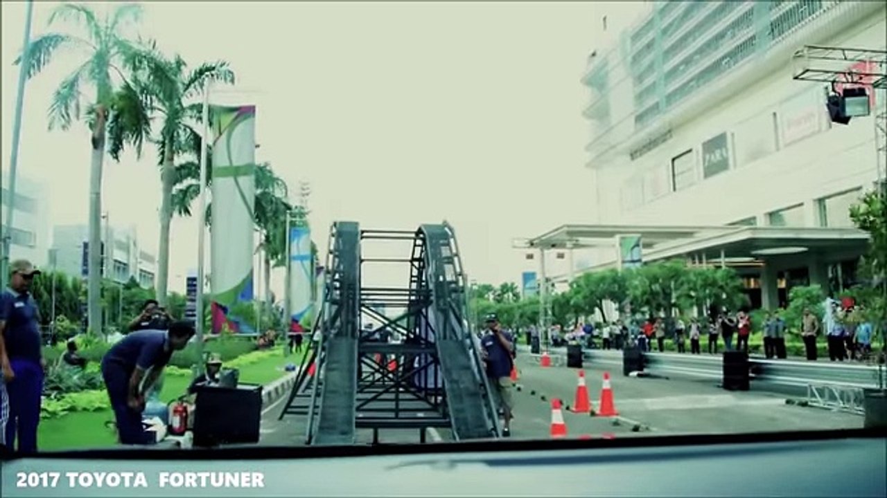 Test Drive Toyota Fortuner 2017 vs 2017 Land Rover Discovery