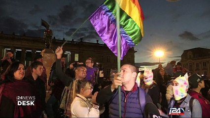 Colombie : 'Kiss-Off' held as politicians scramble to maintain peace process