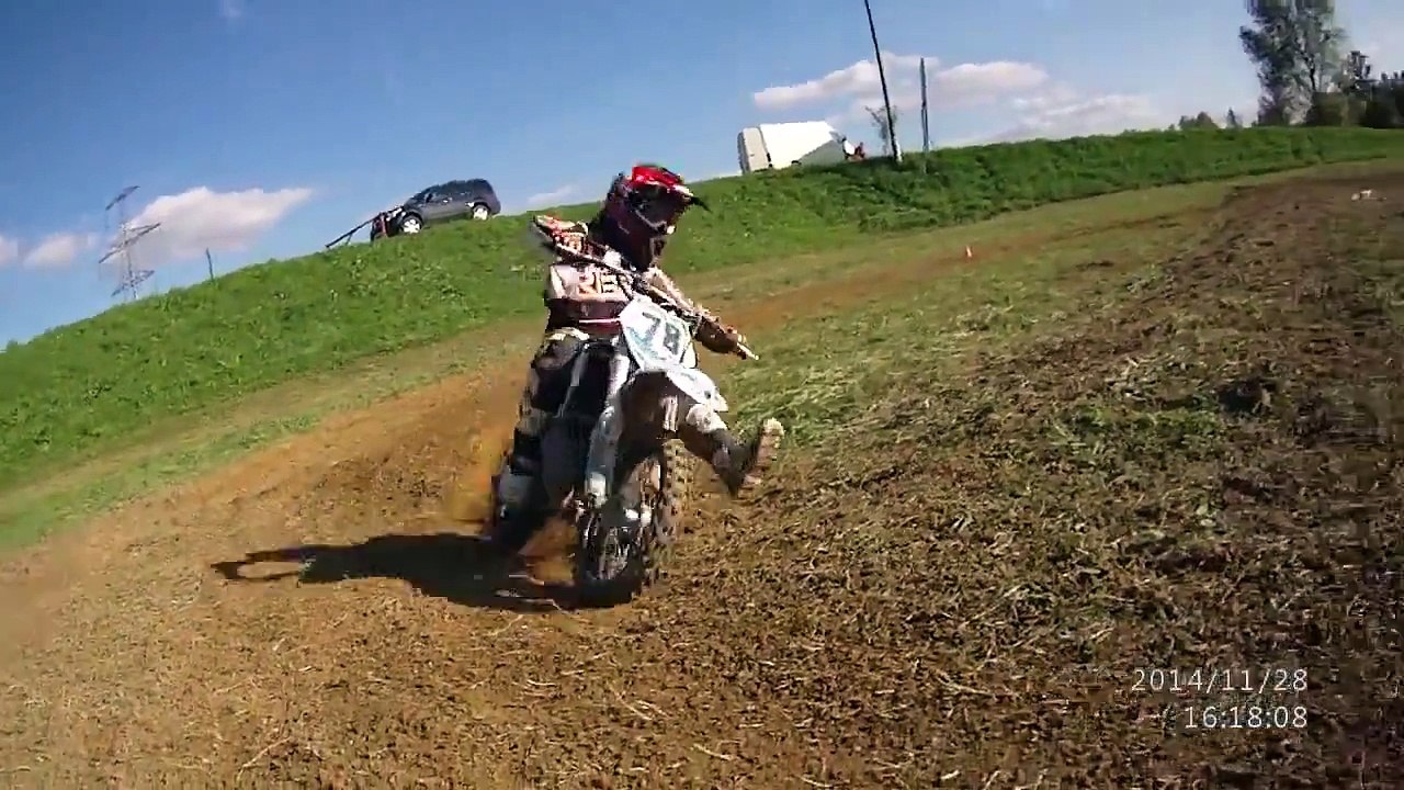 Ce gamin à Moto cross se prend une énorme chute tête la première! Douloureux